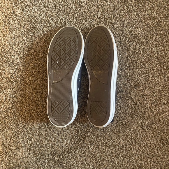 Converse woman’s size 7 - Picture 3 of 4